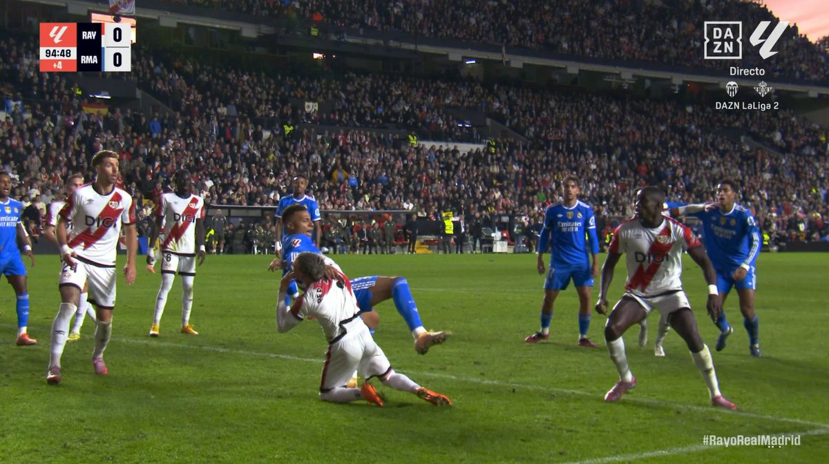 ArchivoVAR's tweet photo. ⁉️💥 ¿Hay penalti de Chavarría sobre Mbappé en la última jugada?

✅ 𝗡𝗢.

👉🏻 Chavarría agarra a Mbappé y Mbappé agarra a Chavarría durante toda la acción.

▪️ Al tratarse de un agarrón mutuo, tal y como estipula el CTA, no existe infracción por parte de ninguno. https://t.co/niZhnFWfeN