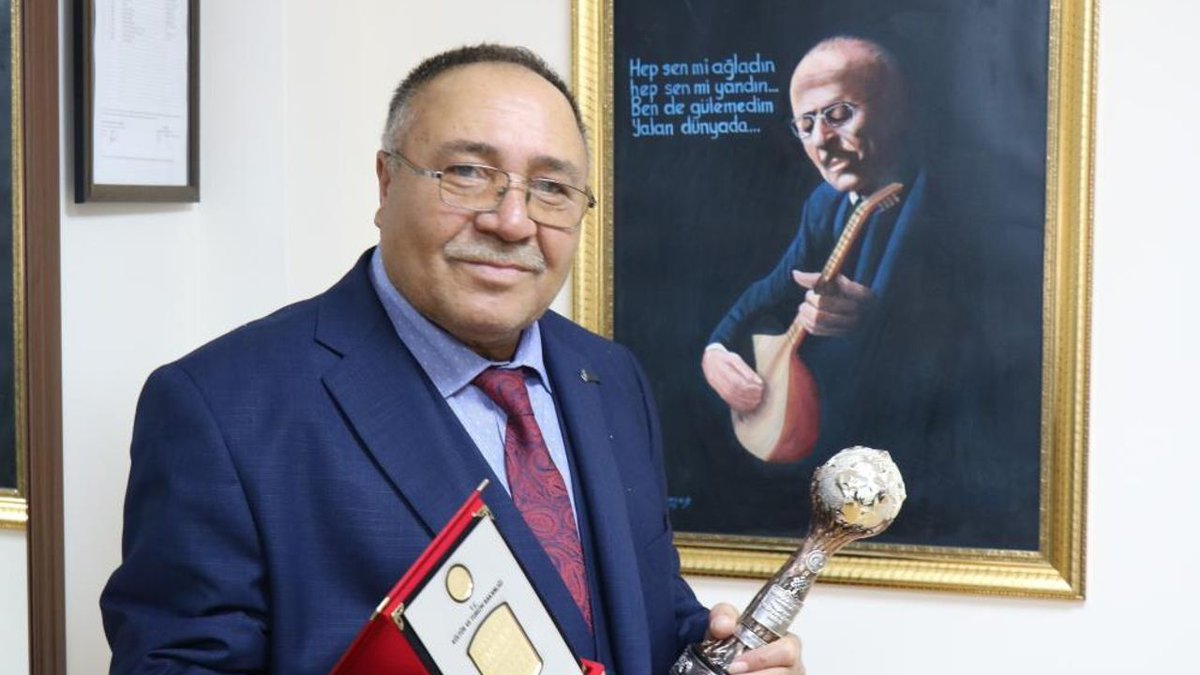 karacaoren40's tweet photo. Türk halk müziği kültürünün efsane isimlerinden, UNESCO “Yaşayan İnsan Hazinesi” unvanına layık görülen Kırşehirli davul ustası Adem Göçer, 67 yaşında hayatını kaybetti.

Değerli mahalli sanatçımıza Allah 'tan rahmet, yakınlarına ve tüm sevenlerine başsağlığı dileriz.

#ademgöçer https://t.co/3w6404rYsO