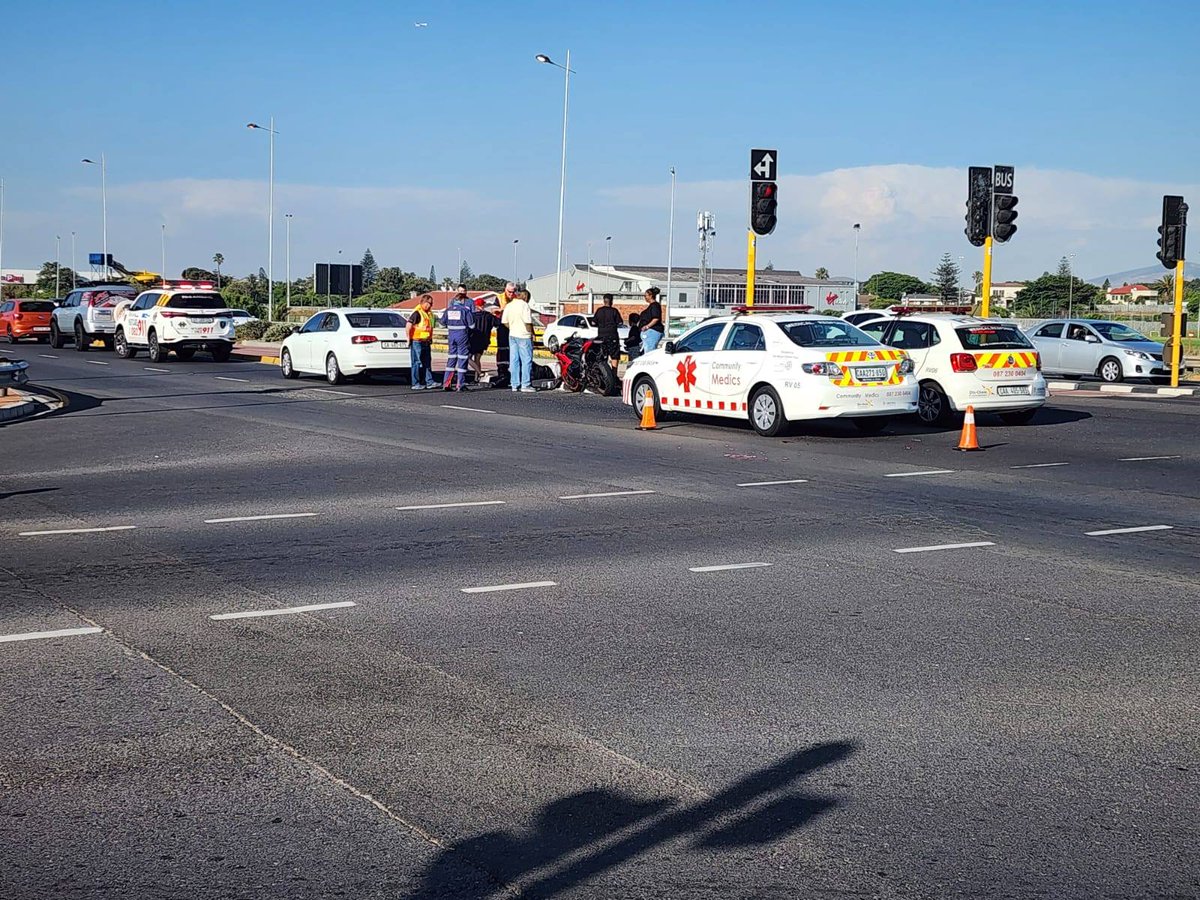 _ArriveAlive's tweet photo. Serious motorbike collision at the now infamous R27, Dolphin Beach intersection.

https://t.co/CO8sbhgpOr

#ArriveAlive #CommunityMedics  @motocyclesafety https://t.co/x2F8XNXBlj