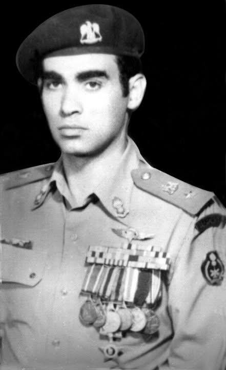 عارف مين ده ياياسر؟
ده اللواء احمد رجائي عطيه
احد أبطال القوات الخاصه بالمجموعه ٣٩ قتال
مؤسس الوحده ٧٧٧ مكافحة ارهاب دولى
مؤسس الصاعقه الجزائريه الشقيقه
فهمت مين اللى اسس الصاعقه الجزائريه؟
عايز تعرف تاريخ وعسكريه تعالى واسأل بدل ماتخرف وتفضحنا وتقول والدى قالي
ابقى سلم على والدك