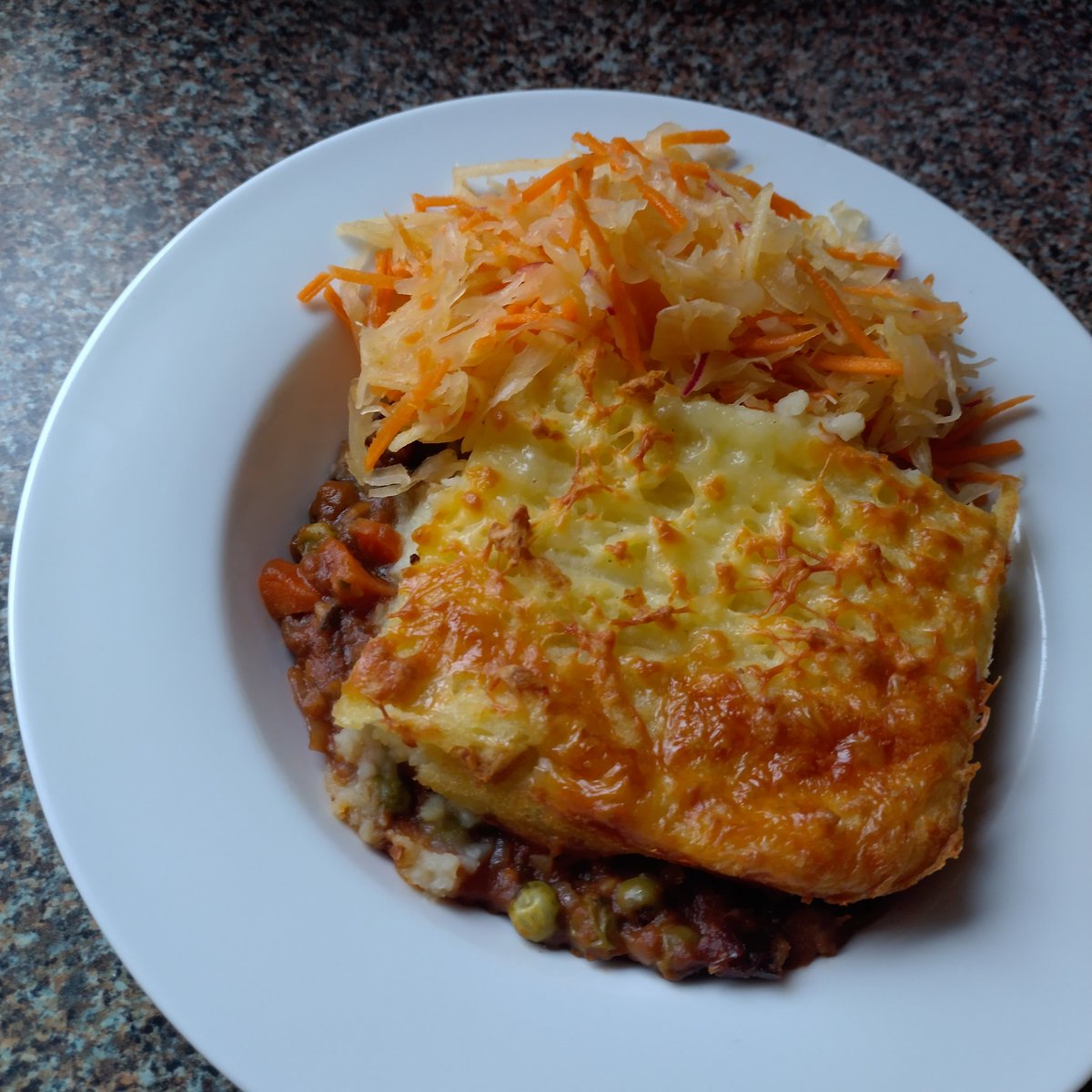 AnulasKitchen's tweet image. #Vegan Shepherd's pie, served with traditional Polish sauerkraut salad👌🏻 absolutely delusional Sunday dinner 🌱🤤 and even have some leftovers to take to work for lunch tomorrow! 😃
What did you have today for dinner?
#plantbased #veganfood #sundaydinner #food