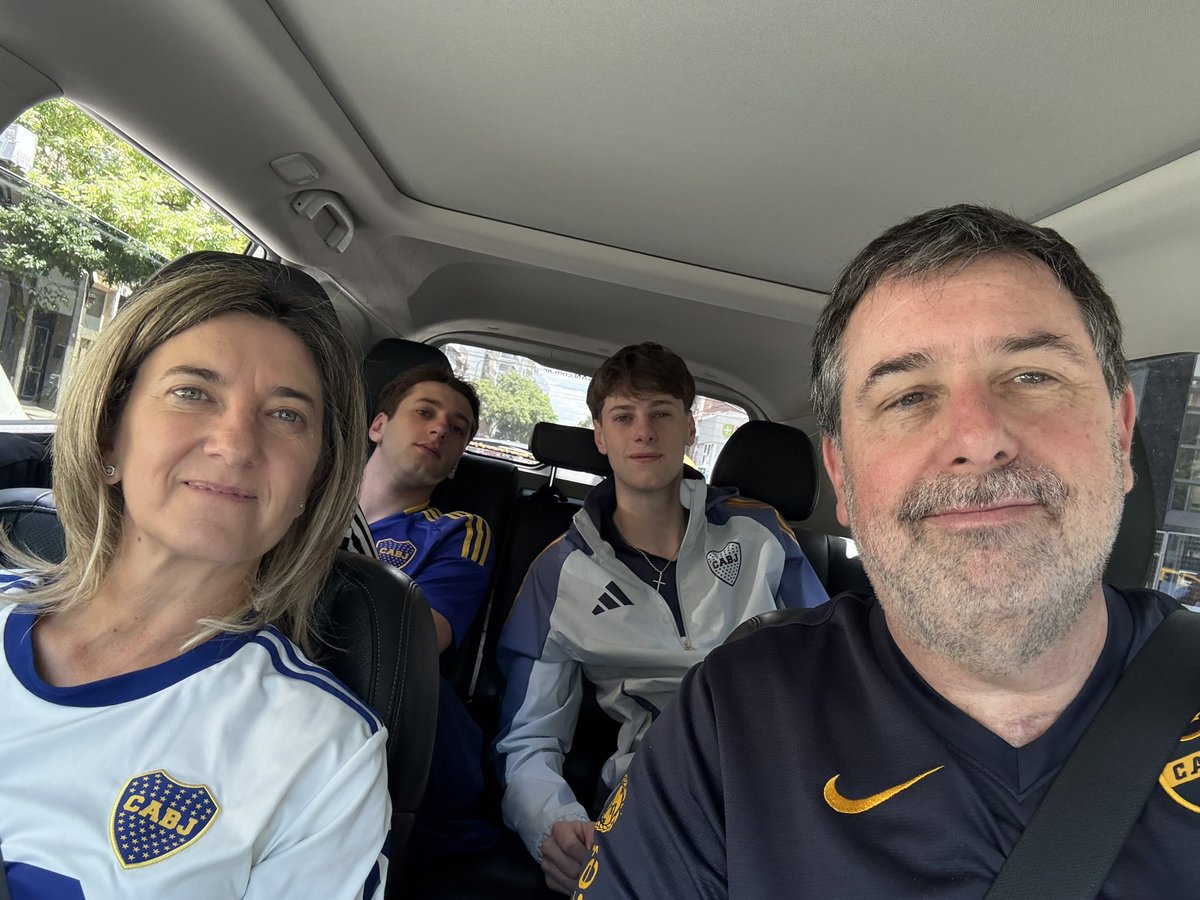 En camino a la Bombonera!!!
#VamosBoca 💙💛💙