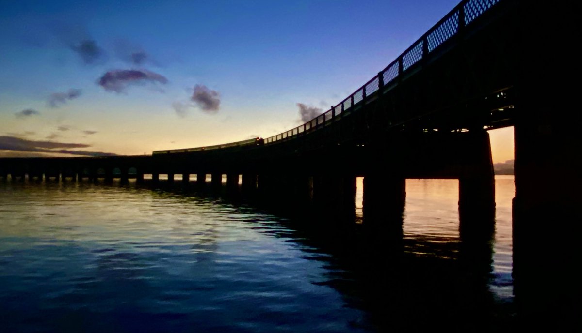Lovely wee #dogwalk at #RiversideDundee tonight. #sunset #reflections #taybridge #tayrailbridge #rivertay @scotrail #traininthebridge #iphonephotography #panorama #iphonepanorama
