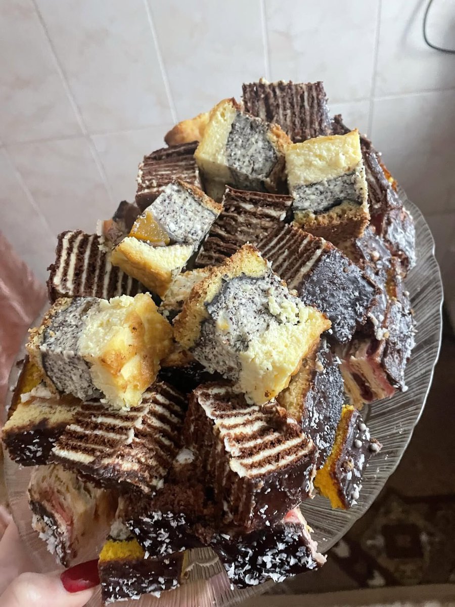 chief_shpakova's tweet photo. мені справді дивно, що багато українців не знають, що таке пляцки

великий прямокутний торт у вас як називають? так і називають — торт? чи у вас таке не печуть? бо на галичині ми його називаємо пляцок, і на будь яку святкову подію — є традиція пекти кілька різних пляцків https://t.co/0Hzf9p5ZlZ