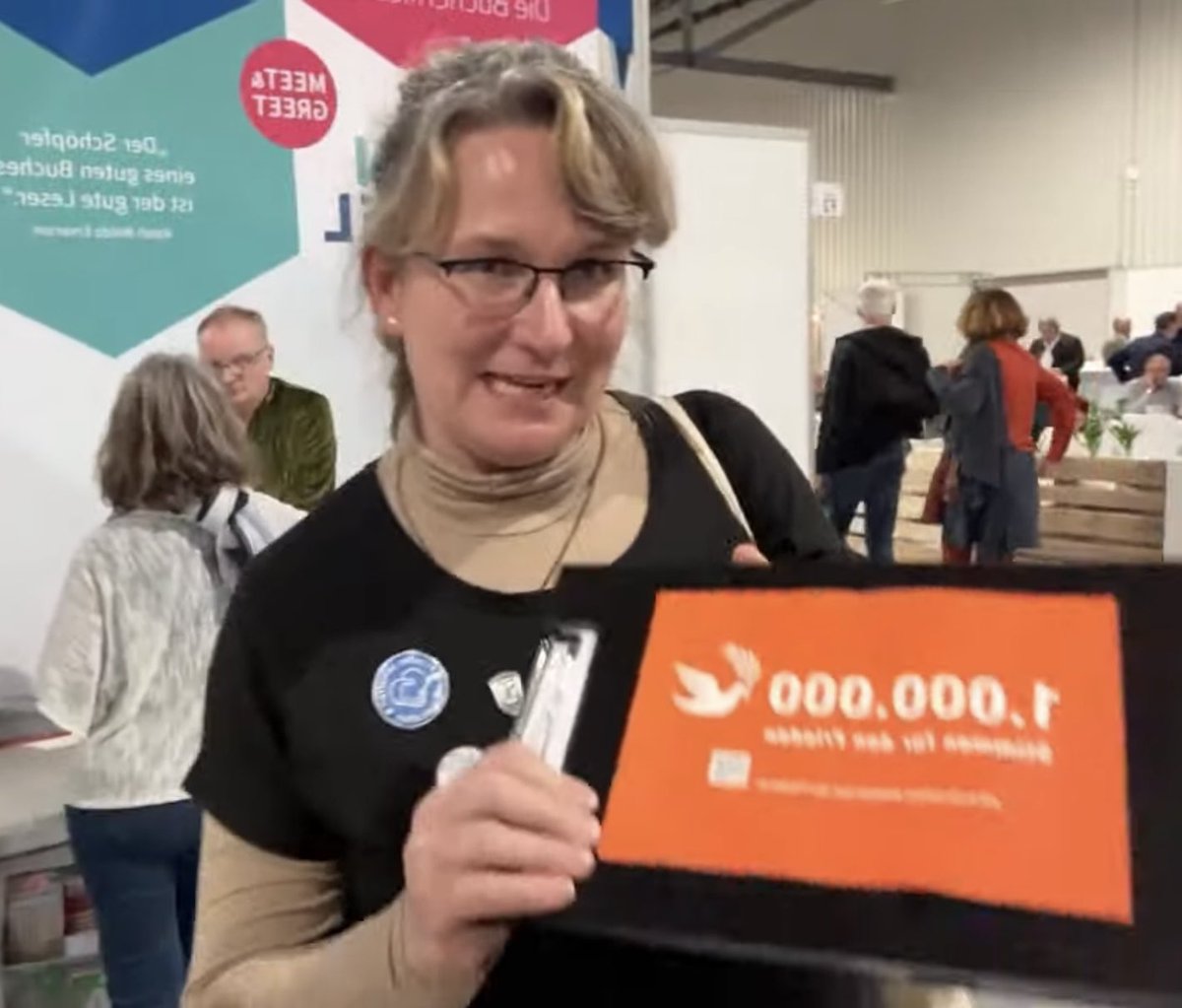 DerNorb's tweet photo. Die Aktion „1 Million Stimmen für den Frieden“ auf der Fascho-Buchmesse in #Halle.
Diverse rechtsextreme Streamer, dazu die ganze braune Suppe inklusive #FCKAFD.
Kein Wunder, schließlich haben die Gründer Jens #Kaufmann und Anja #Lues schon früher mit Nazis verbündet. 💩 https://t.co/B7AA4NNma7