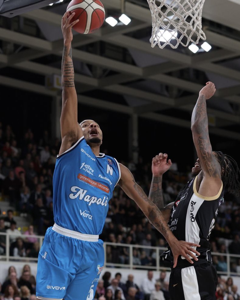 basket_napoli's tweet image. 𝗛𝗔𝗟𝗙 𝗧𝗜𝗠𝗘 ⏸️

Sì chiude un intenso primo tempo alla BTS Arena con gli azzurri avanti sull’Aquila Basket Trento 39-41. Top scorer Simms con 10 punti.

#NapoliBasketball | #DestinationNapoli 💙