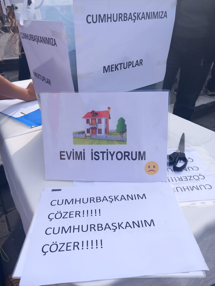 atisypmagdur0's tweet photo. 📍 Bursa Fomara Meydanı
Bugün @atisypmagdur0 olarak Cumhurbaşkanımız @RTErdogan mektup etkinliği düzenledik.
Yıllardır süren mağduriyetimiz için hukuk çerçevesinde sesimizi duyuruyor, adalet talep ediyoruz! 

#AtışYapıMağdurları #Adaletİstiyoruz #Bursa #Fomara #RecepTayyipErdoğan https://t.co/u39kqG0a61