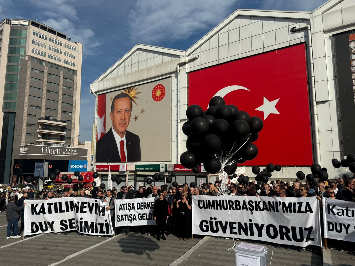 atisypmagdur0's tweet photo. 📍 Bursa Fomara Meydanı
Bugün @atisypmagdur0 olarak Cumhurbaşkanımız @RTErdogan mektup etkinliği düzenledik.
Yıllardır süren mağduriyetimiz için hukuk çerçevesinde sesimizi duyuruyor, adalet talep ediyoruz! 

#AtışYapıMağdurları #Adaletİstiyoruz #Bursa #Fomara #RecepTayyipErdoğan https://t.co/u39kqG0a61