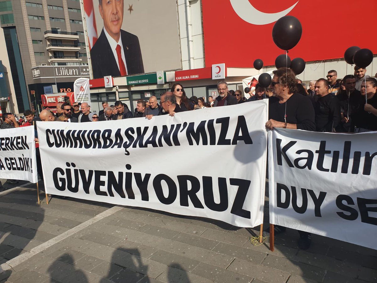atisypmagdur0's tweet photo. 📍 Bursa Fomara Meydanı
Bugün @atisypmagdur0 olarak Cumhurbaşkanımız @RTErdogan mektup etkinliği düzenledik.
Yıllardır süren mağduriyetimiz için hukuk çerçevesinde sesimizi duyuruyor, adalet talep ediyoruz! 

#AtışYapıMağdurları #Adaletİstiyoruz #Bursa #Fomara #RecepTayyipErdoğan https://t.co/u39kqG0a61