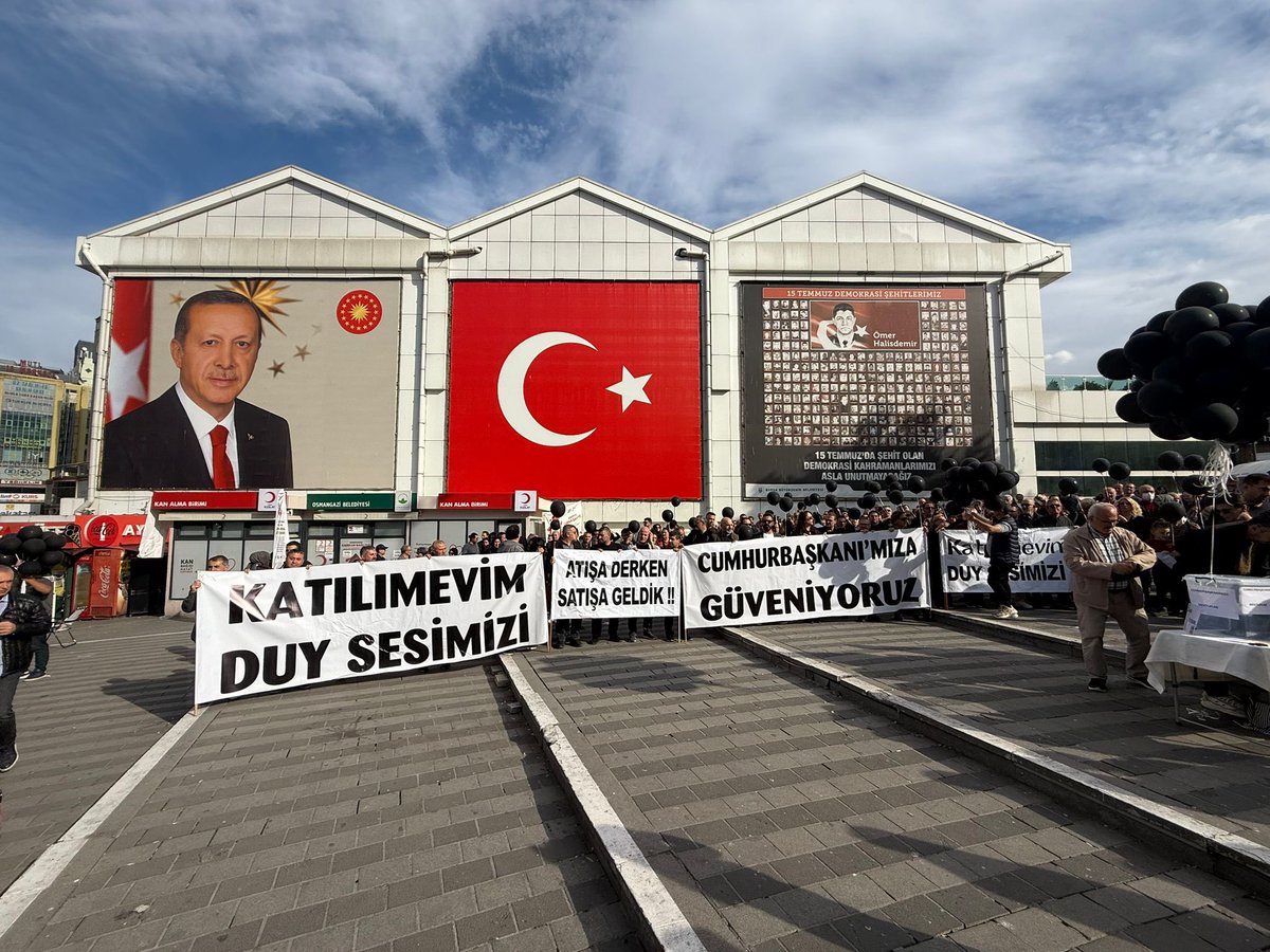 atisypmagdur0's tweet photo. 📍 Bursa Fomara Meydanı
Bugün @atisypmagdur0 olarak Cumhurbaşkanımız @RTErdogan mektup etkinliği düzenledik.
Yıllardır süren mağduriyetimiz için hukuk çerçevesinde sesimizi duyuruyor, adalet talep ediyoruz! 

#AtışYapıMağdurları #Adaletİstiyoruz #Bursa #Fomara #RecepTayyipErdoğan https://t.co/u39kqG0a61