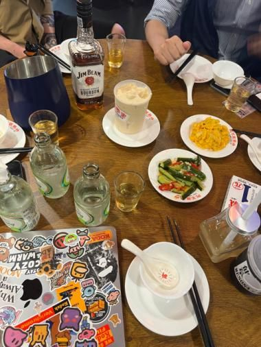 lmsptfdhg's tweet image. When the glasses clink, the worries fade away.