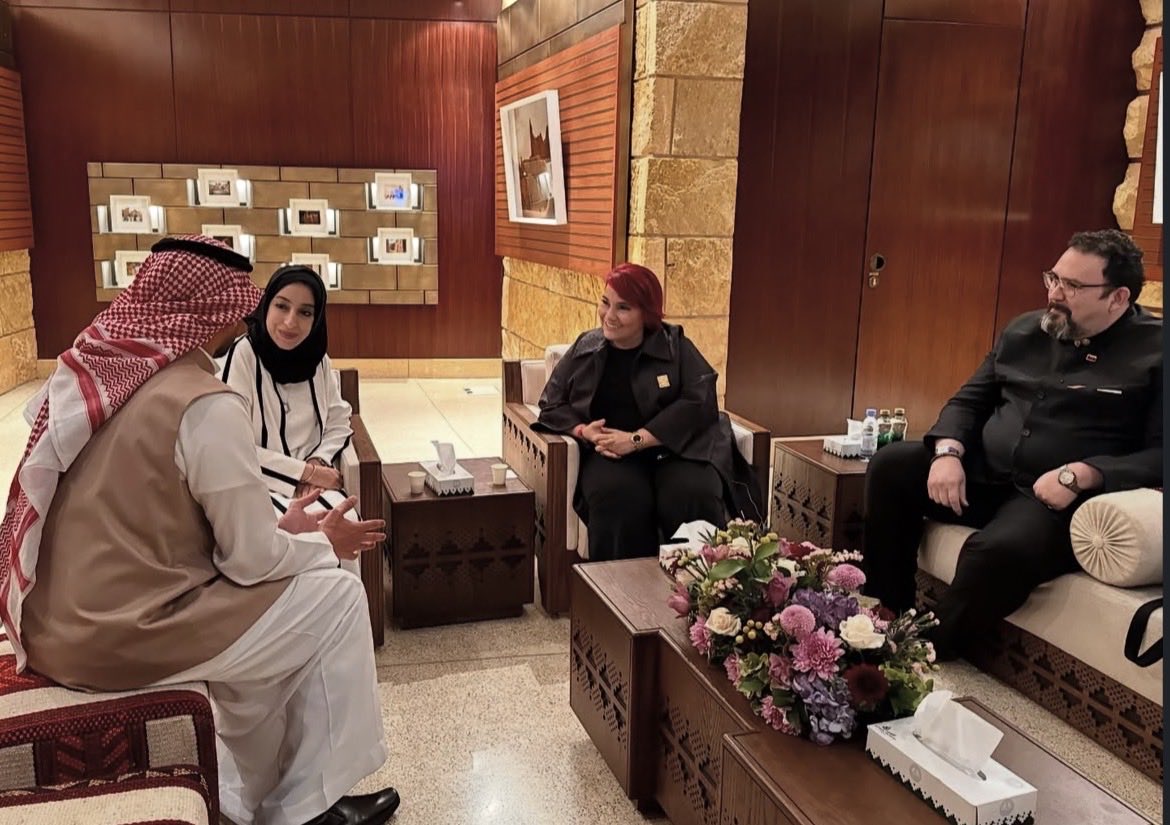 EmbaVESaudiA's tweet image. Ministra  @leticiagomezve se reúne con la Ministra de Turismo de Bahréin, Fátima Al Sairafi junto al Embajador de Venezuela en Arabia Saudita David Velásquez Caraballo quienes conversaron sobre el fortalecimiento de la cooperación en materia turística entre ambos países.