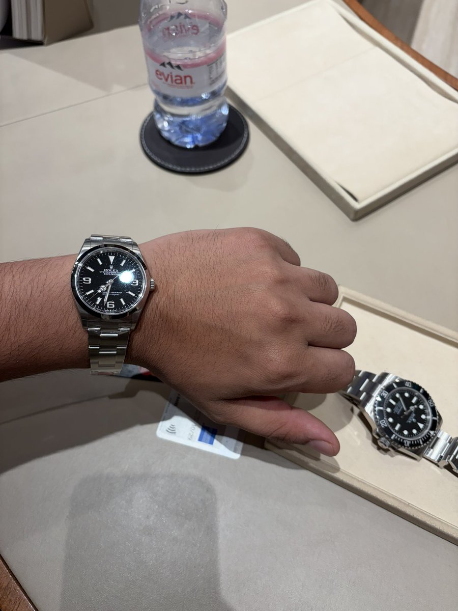 dond2c's tweet image. the explorer looked real nice on my wrist, they were ready to sell it too but didn’t accept my amex

too bad for them