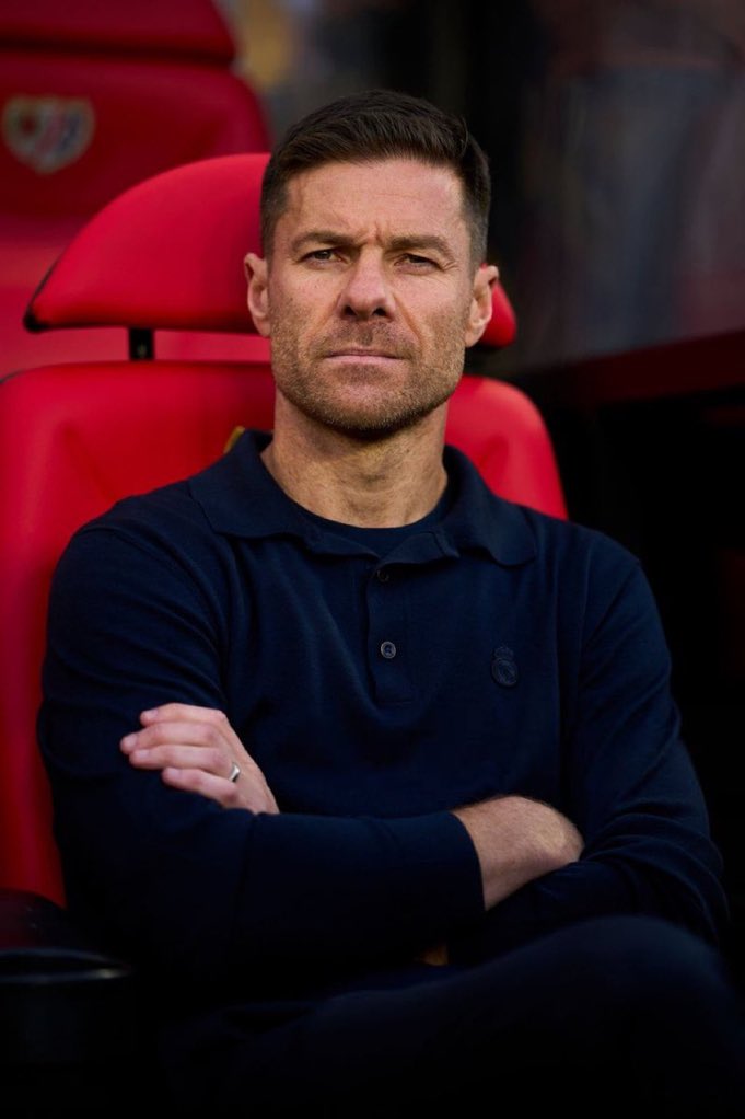 لما طالبنا باقالة انشيلوتي، كان هدف الجمهور عدم الرضخ للنجوم وكل لاعب ياخذ أحقيته بالملعب

ماتوقعت الونسو يتنازل عن قناعاته بكل سهولة،ويرضخ لأي نجم بالفريق بسهولة

مبابي وفينيسيوس ولا واحد منهم كان يستاهل يكمل المباراة، ومع ذلك ما حاول يبدل أي واحد منهم

لييه