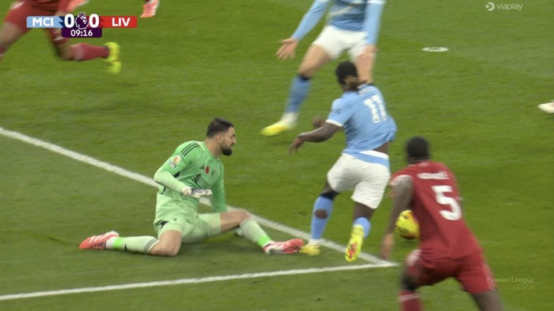 _JadeHendricks_'s tweet photo. No penalty vs Penalty btw. Officials are spending too much time in Saudi.

Day light robbery.
#MCILIV #LIVMCI https://t.co/UgSkGzI4L0