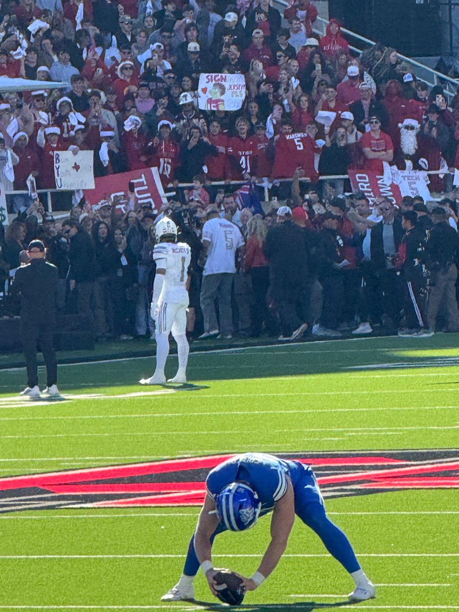 TechFanJustin's tweet image. Patrick Mahomes is the most famous person to ever witness a BYU football game