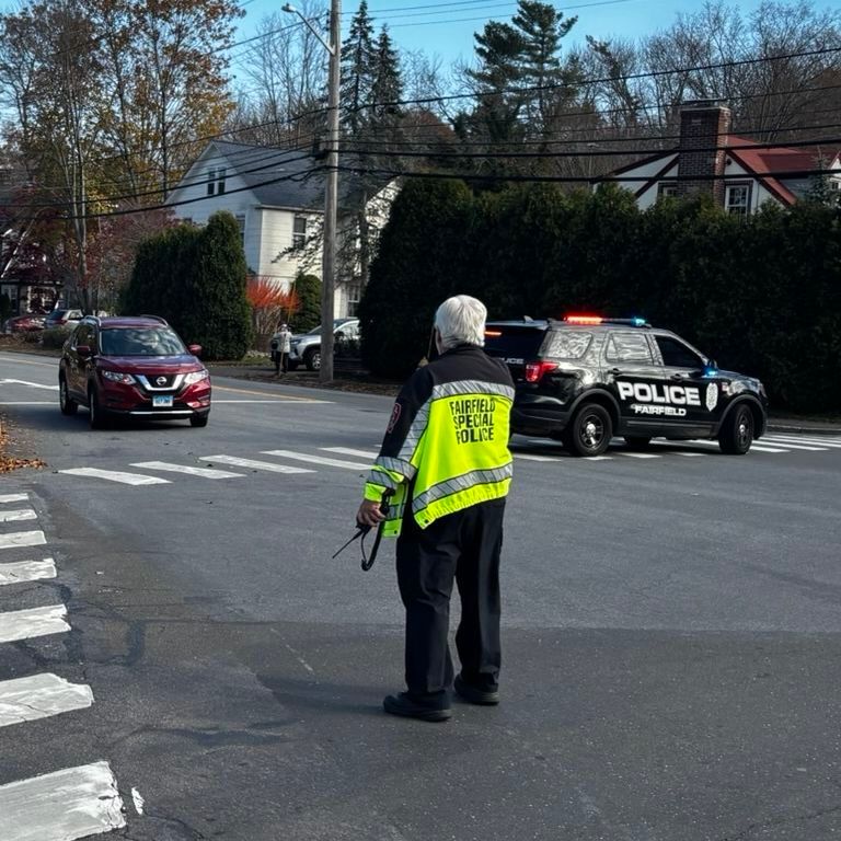 FPDCT's tweet image. Fairfield Police, Special Officers, and Cadets had a great time helping with the Colony Grill Hot Oil 5K. Did you spot some of your favorite officers running today?

#FairfieldPolice #CommunityEvent #HotOil5K #KeepFairfieldSafe