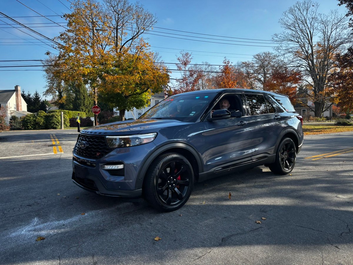 FPDCT's tweet image. Fairfield Police, Special Officers, and Cadets had a great time helping with the Colony Grill Hot Oil 5K. Did you spot some of your favorite officers running today?

#FairfieldPolice #CommunityEvent #HotOil5K #KeepFairfieldSafe