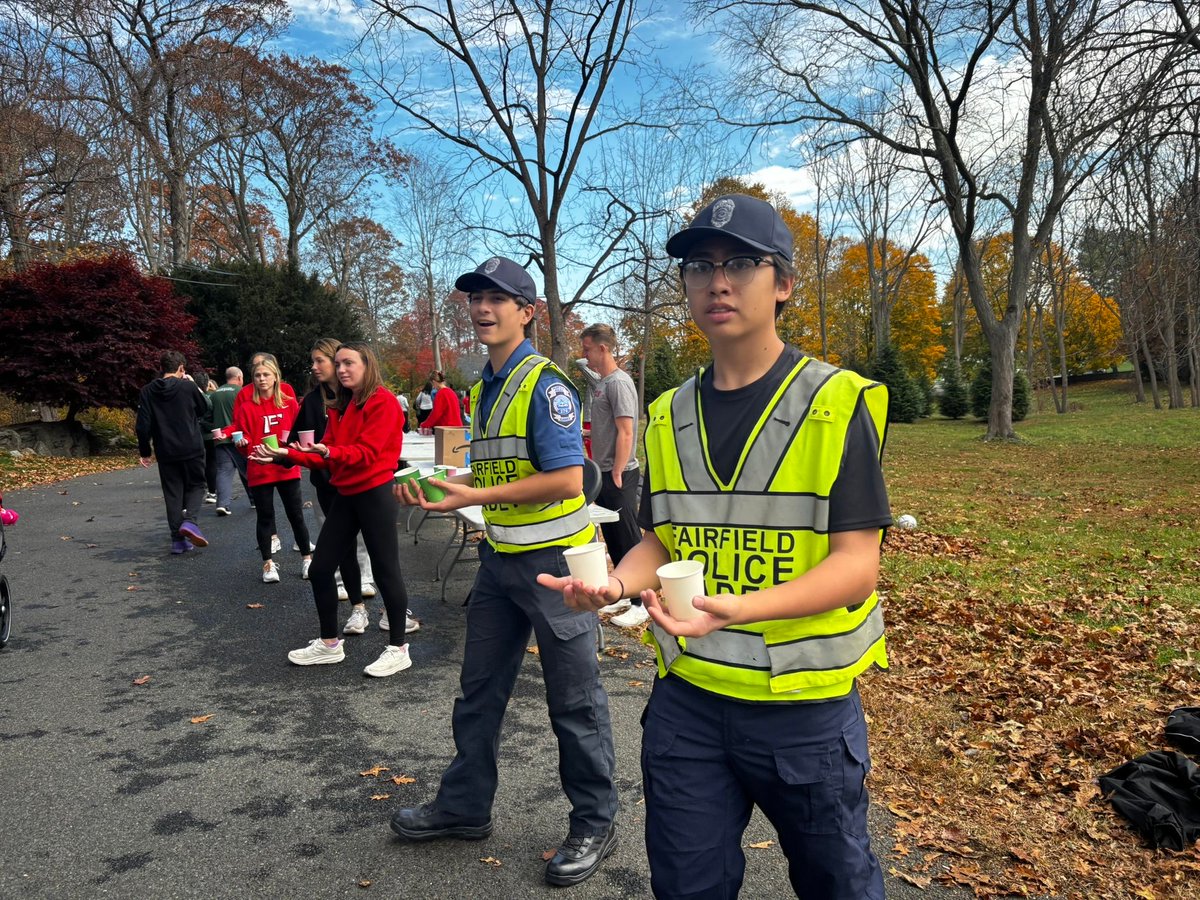 FPDCT's tweet image. Fairfield Police, Special Officers, and Cadets had a great time helping with the Colony Grill Hot Oil 5K. Did you spot some of your favorite officers running today?

#FairfieldPolice #CommunityEvent #HotOil5K #KeepFairfieldSafe