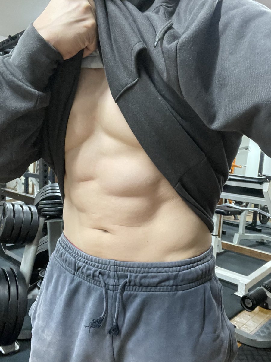 お疲れ様です☁️   月曜は夜勤スタートなので夜中に脚、腹筋を鍛えてきました💪🔥