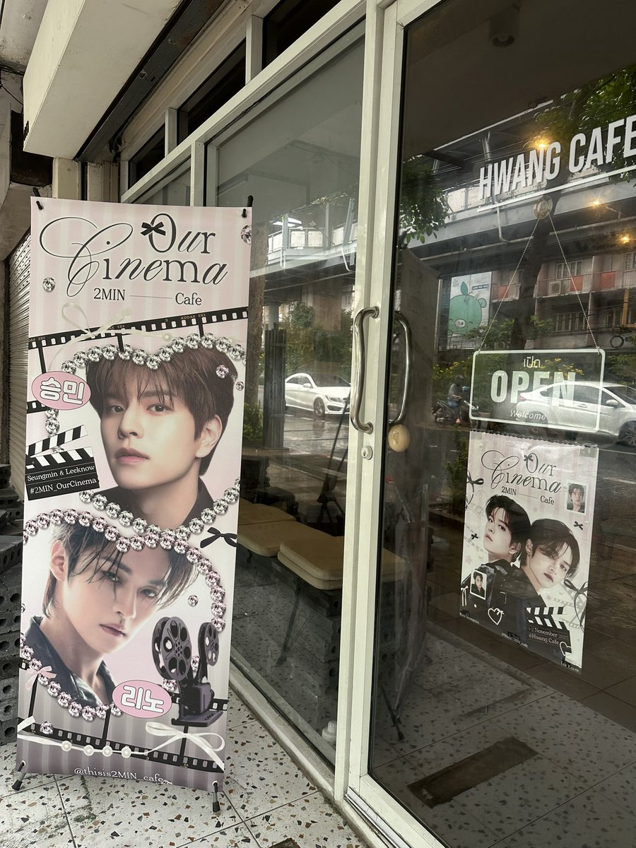 bunnyrabii's tweet photo. 𝓢𝓹𝓮𝓬𝓲𝓪𝓵 𝓣𝓱𝓪𝓷𝓴𝓼 ♡⃟ 𓈒
ขอบคุณสำหรับทุกผลงานของคมช.นะคะ♡ ทุกชิ้นสวยมากจริงๆ เราเลือกไม่ผิดเลยค่ะ ตรงบรีฟมาก ชอบทุกงานมากๆ ขอบคุณที่ช่วยเติมเต็มให้คาเฟ่ #2MIN_OurCinema #thisis2MIN_cafe มีเอกลักษณ์ หน้าตาสวยงาม และบรรยากาศอบอุ่นจนประทับใจมากเลยค่ะ✨ (จัดในโซนหน้าร้านค่ะ)
🎀Main Poster + Xstand + Cup
#commissionbyylj