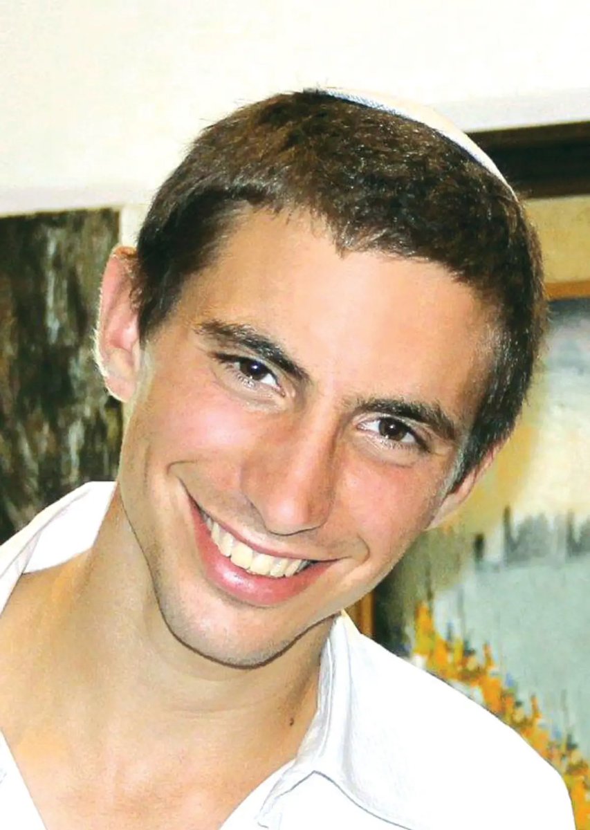 הדר גולדין היה מדריך בבני עקיבא עם אחותי. 

הוא למד איתי בבית הספר. 

הוא היה כל מה שטוב בעולם הזה. 

היינו מסתכלים עליו כמו לראות פלא. 

אני זוכר איך היינו מסדרים יחד כיסאות כתר במניין ליום כיפור של הרב מוטי דשא, יחד עם אבא שמחה והאח צור. 

11 שנים חלפו מאז אותו יום שישי שבו