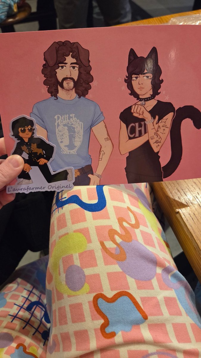 I will be at Barclay's centre from around 4-4:30 PM today since I have early access. trying to get center-ish barricade :D so come find me either outside or inside for freebies, I'm wearing this pink patterned boilersuit 💕