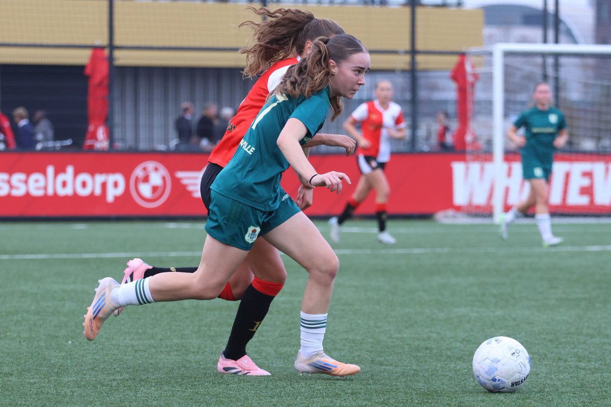 Op Varkenoord won Jong Feyenoord met 4-3 van Jong PEC. PEC kwam knap terug na een 3-1 achterstand, maar ging in de slotminuut toch onderuit.