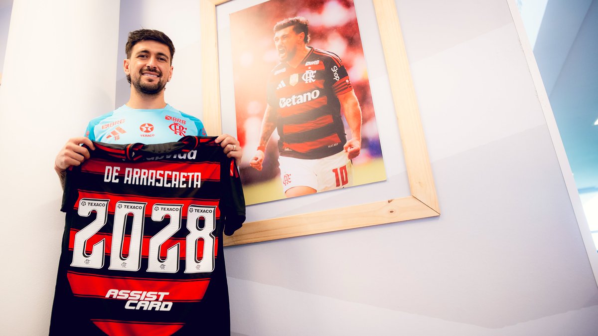 venecasagrande's tweet photo. A geração de 2019 do Flamengo será chamada, no futuro, de a "geração de Arrascaeta". Nós só teremos noção do que o uruguaio está fazendo pelo Fla quando ele deixar o clube.

Vou trazer os meus argumentos para afirmar que o grande nome dessa geração vencedora do Flamengo já é Arrascaeta

- Renovou o seu contrato e pode chegar a dez anos de clube (o último e talvez único a ficar dez anos ininterruptos foi Leandro)

- Vai ser o único remanescente dessa geração (Everton Ribeiro e Gabigol já saíram, e Bruno Henrique dificilmente terá mais uma renovação de contrato)

- É o estrangeiro com mais gols na história do clube (95 gols até o momento)

- 15 títulos conquistados até agora e sendo protagonista e participativo em todos (pode chegar ao terceiro título da Libertadores neste ano)

- Honra (na essência da palavra) a camisa 10 do Zico

- Não se envolveu em polêmica dentro e fora do campo durante este período

- Durante esses seis anos de clube recebeu muitas propostas milionárias do mundo árabe e recusou por gostar e amar de viver o Flamengo

Foto: Adriano Fontes / Flamengo