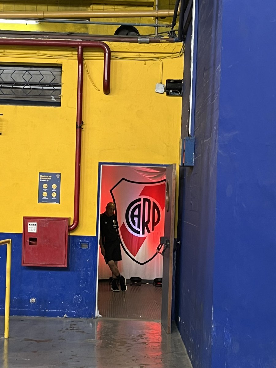 GustavoYarroch's tweet image. El vestuario de River está todo ambientado de blanco y rojo.