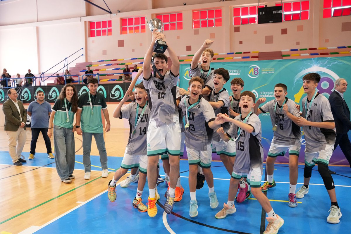 Ya ha pasado una semana, pero no puedo dejar pasar y recordar que este grupo de "locos de la pelota naranja" es, oficialmente, el CAMPEÓN INFANTIL DE BALONCESTO EN ANDALUCÍA. Un hito que habla de talento, pero sobre todo, de una entrega brutal.
¡CAMPEONES! Sevilla es ORO.🪙 🧡🏀