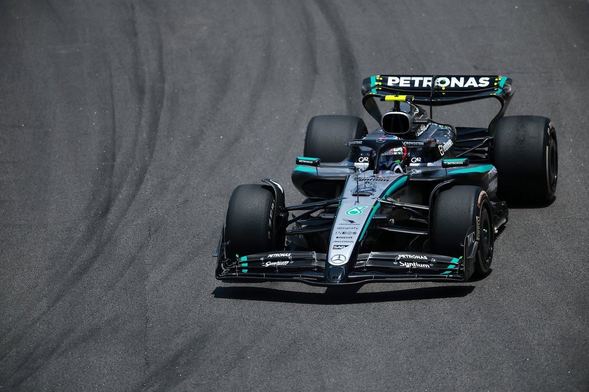 Kimi’s on a charge on the fresh Mediums. Lap 30 and he’s already moved up P5 with some strong overtakes on track and a few drivers pitting too