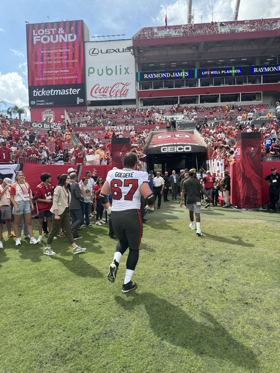 AileenHnatiuk's tweet image. Luke Goedeke appreciation post (I know yall missed him) #Bucs