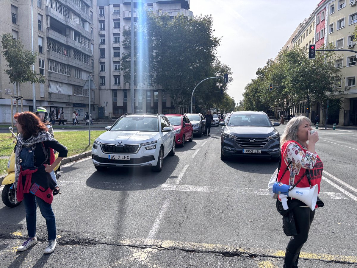 Qué casualidad… En la manifestación por la sanidad pública, la Policía Local no desvió el tráfico a la altura de la Borbolla, con largas colas y coches a pie de la marcha. Debe de ser un descuido… como el de no reforzar Tussam en la protesta convocada por Amama ante la Junta