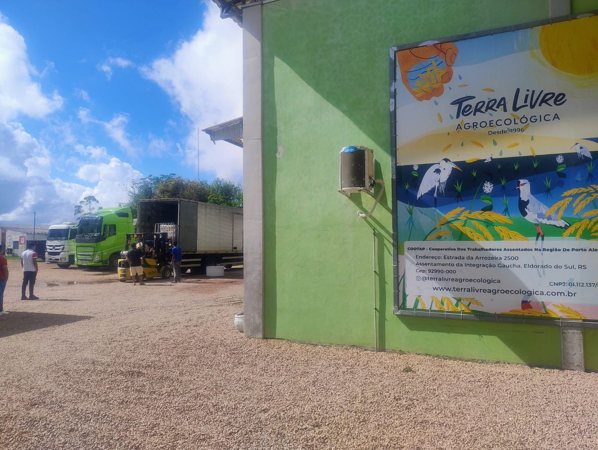 🚩O MST do RS enviou o 1º caminhão com alimentos, colchões e cobertas para Rio Bonito do Iguaçu (PR), onde 90% da cidade foi atingida pelo ciclone.

Uma brigada também segue para atuar na cozinha solidária, levando apoio direto ao povo atingido.