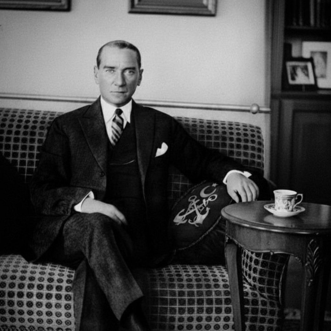 Milleti ve devleti kurtaran adam
Dua rahmet hürmetle.
#10Kasim 
#Atatürk