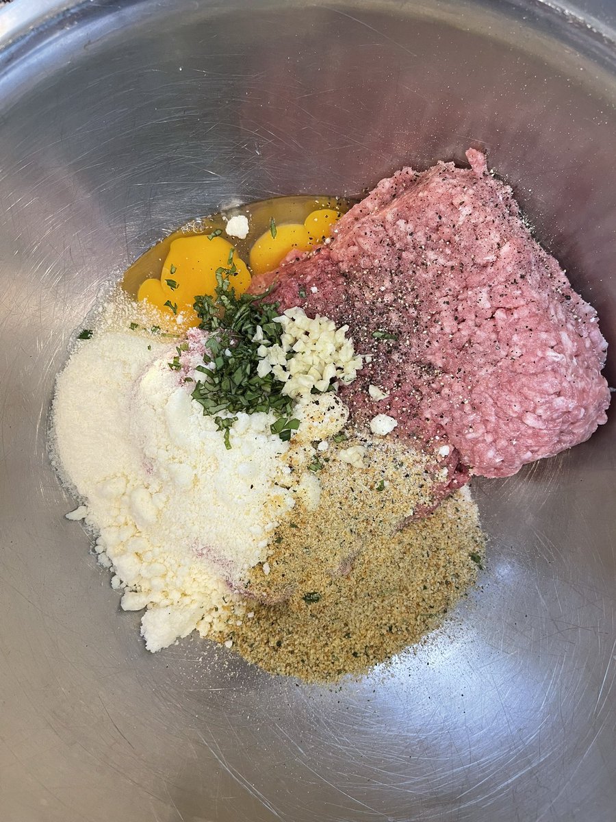 Woke up craving my Sicilian nana’s meatballs…AMA. Recipes aren’t my thing - but I can give you ratios 😉