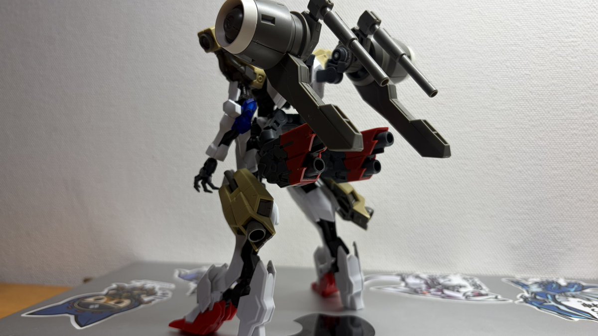 当初は軽装で起動略重視風にしようと考えたけど
スラスターマシマシのゴリ押しになりつつある