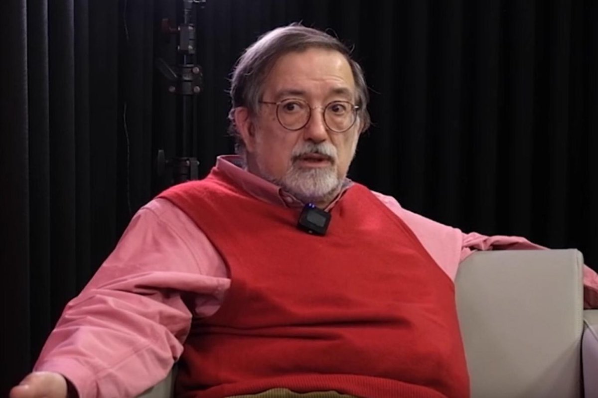 Tarihçi Yazar Murat Bardakçı:

“Suriyeli öğrencileri Harp Okulları’na almayalım” demek ile “Sınır komşumuz Suriye’nin subay adaylarını başka ülkeler, meselâ İsrail veya Yunanistan yetiştirsin, onların harp okullarından o memleketlerin siyasi görüşleri doğrultusunda, yani