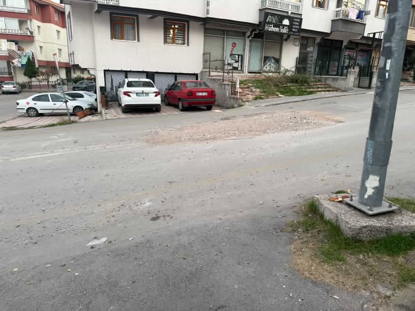 📍 Kazım Karabekir Mahallesi Keloğlan Sokak No:28
Takipçimizden gelen bilgiye göre bölgede yapılan çalışma sonrası yol taşlarla kapatılıp bu şekilde bırakılmış.
İki tarafında garaj girişleri bulunan sokakta araçlara taş sıçradığı için vatandaşlar mağdur durumda.