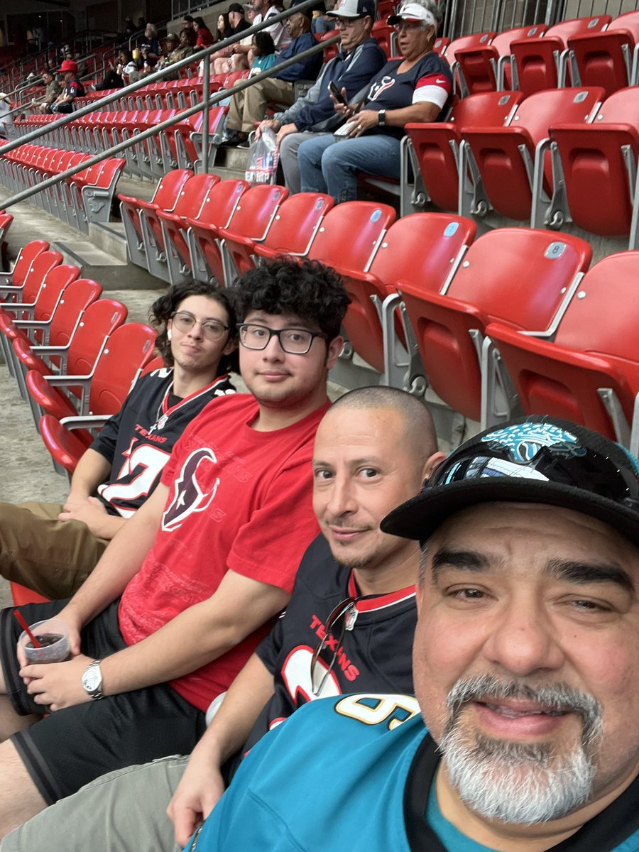 emily040806's tweet photo. @Jaguars Jag fans repping in Houston! https://t.co/HXWxQJg5tx