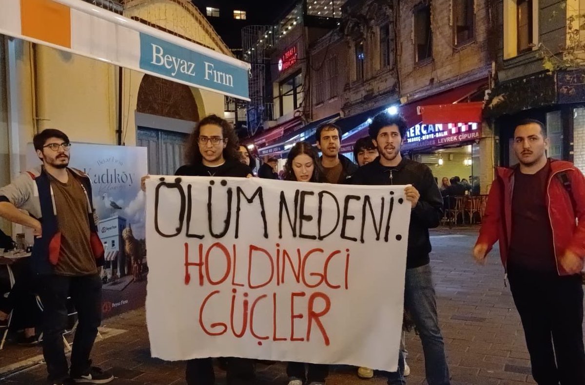 Kadıköy’de “Ölümlerin nedeni holdingci güçler” pankartıyla eylem yapan 4 genç tutuklandı.

Hale bakın, katiller değil katilleri protesto eden gençler tutuklanıyor.