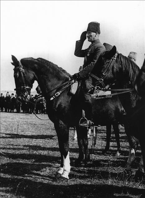 bubisanatcom's tweet photo. Fazıl Hüsnü Dağlarca, Atatürk Nerde:

Nerde miyim ben şimdi 
Geceler parlarken 
Afrika'dayım, Güney Amerika'dayım, 
Çin'deyim, 
Kim korkusuzsa 
Onun yüreğindeyim. 

Nerde miyim ben şimdi 
Aydınlıktan daha derinde, 
Gerçeği görmek için 
Kim güneşe bakıyorsa 
Onun gözlerinde. 

Nerde miyim ben şimdi 
Başlangıcında kocaman bir sonun. 
Özgürlüğe doğru 
Kim yürüyorsa 
Ayaklarında onun."