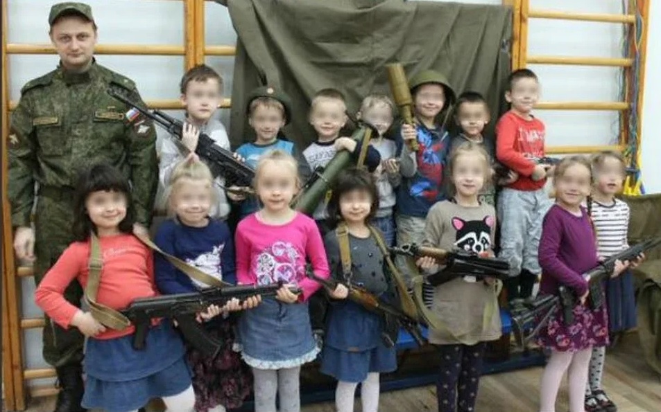Russians_Life's tweet photo. Детей в России готовят к войне уже с детского сада. Россия всё больше напоминает ХАМАС. https://t.co/sURmlqefmQ