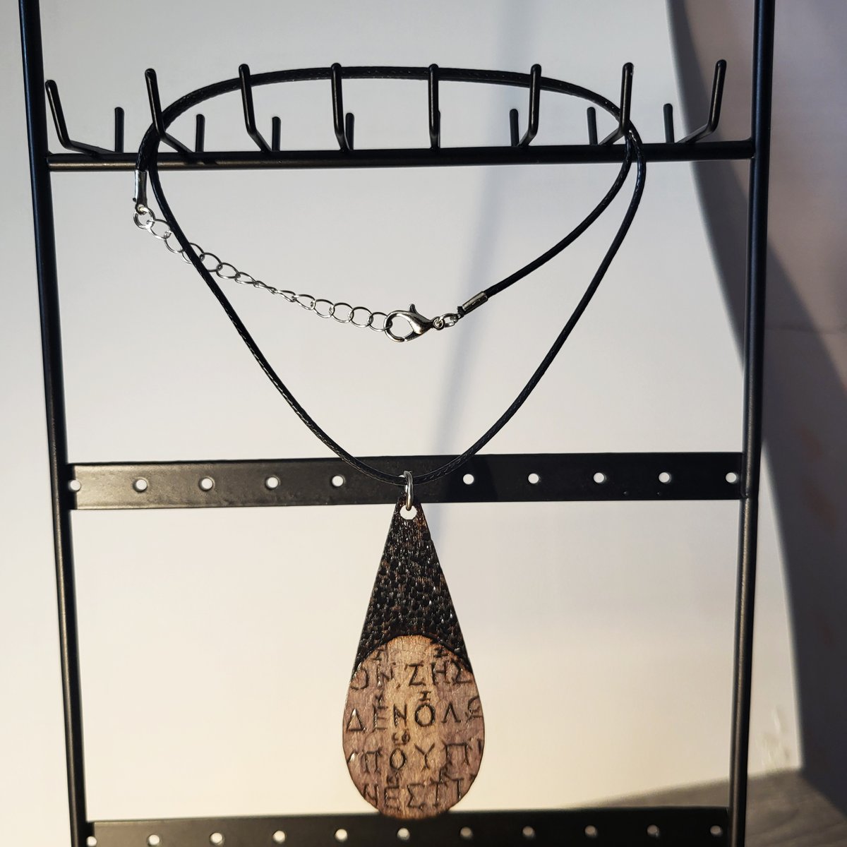 fumiferus's tweet image. “Tant que tu vis, brille ; ne t’afflige de rien outre mesure.
La vie n’existe qu’un instant, et le temps réclame son dû.”
Gravée sur la stèle de Sékilos, pierre grecque du Ier–IIe s. apr. J.-C.

#fumiferus #pyrogravure #pyrography #woodburning #handmade #woodart