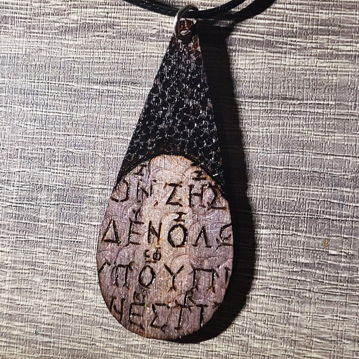 fumiferus's tweet image. “Tant que tu vis, brille ; ne t’afflige de rien outre mesure.
La vie n’existe qu’un instant, et le temps réclame son dû.”
Gravée sur la stèle de Sékilos, pierre grecque du Ier–IIe s. apr. J.-C.

#fumiferus #pyrogravure #pyrography #woodburning #handmade #woodart