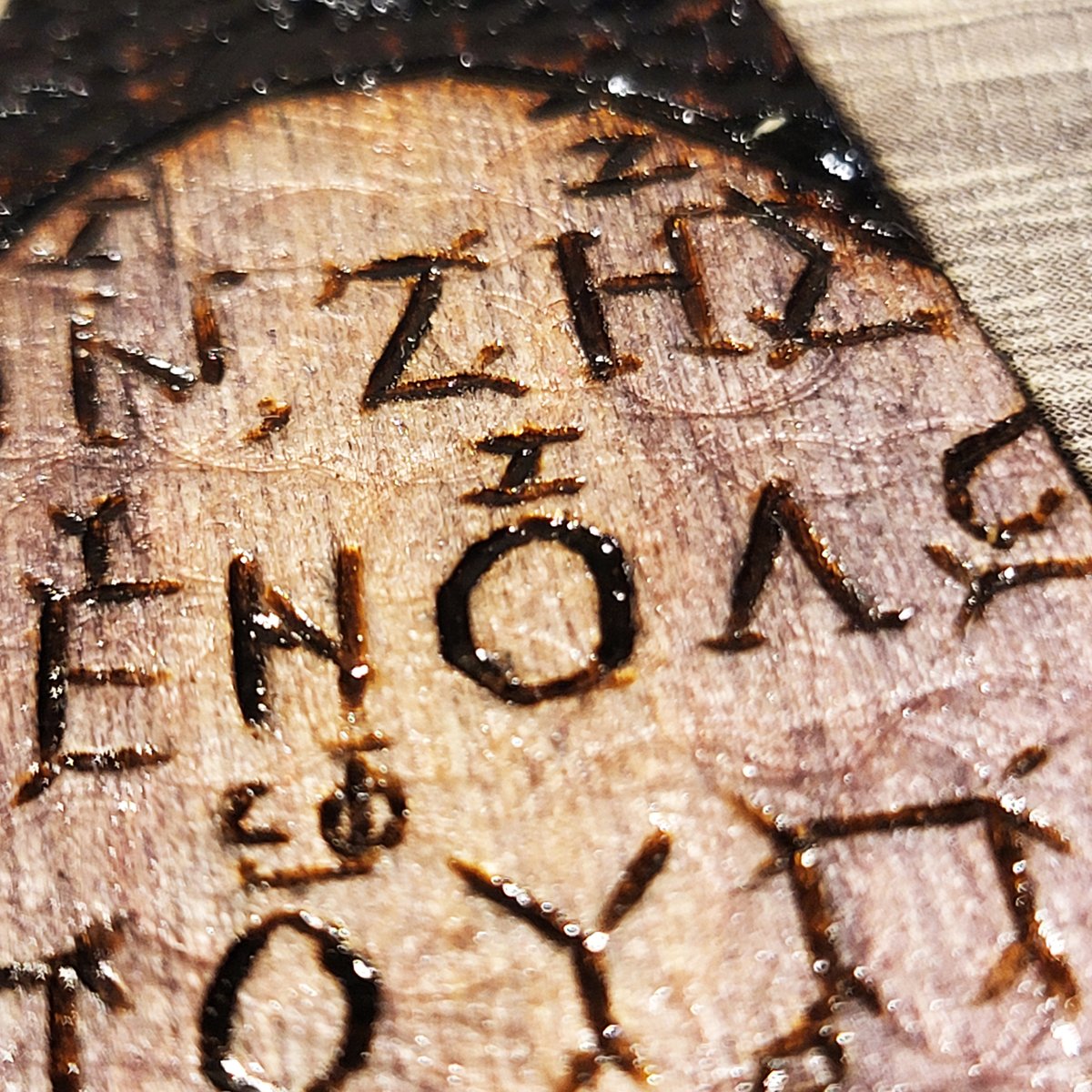 fumiferus's tweet image. “Tant que tu vis, brille ; ne t’afflige de rien outre mesure.
La vie n’existe qu’un instant, et le temps réclame son dû.”
Gravée sur la stèle de Sékilos, pierre grecque du Ier–IIe s. apr. J.-C.

#fumiferus #pyrogravure #pyrography #woodburning #handmade #woodart