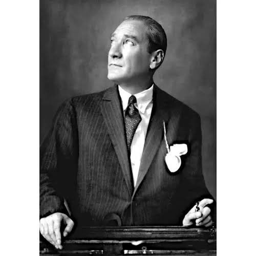 57 yıllık yaşam süresinde bizlere bıraktığın mirasa and olsun ki sahip çıkacağız. Ulu Önder, Bilge İnsan, Aziz ruhun Şad, mekanın Cennet olsun. Saygıyla, Minnetle, Rahmetle anıyorum.  🐺🇹🇷
#SarıBaşbuğ #10Kasım