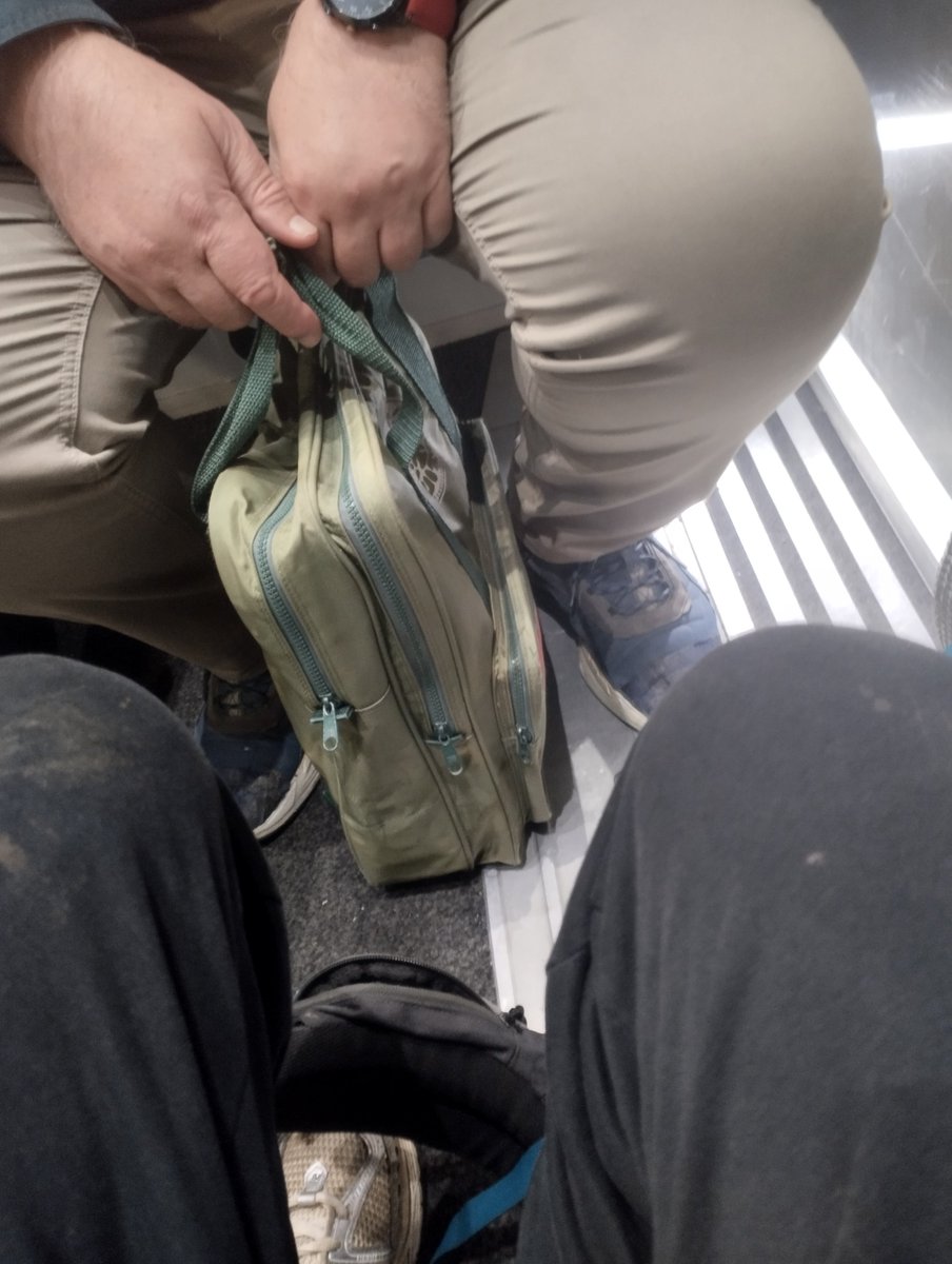 Je suis dans le train il y a un petit qui a demandé au chauffeur d'essayer le klaxon, vz la moi aussi j'aurais voulu essayer 😭