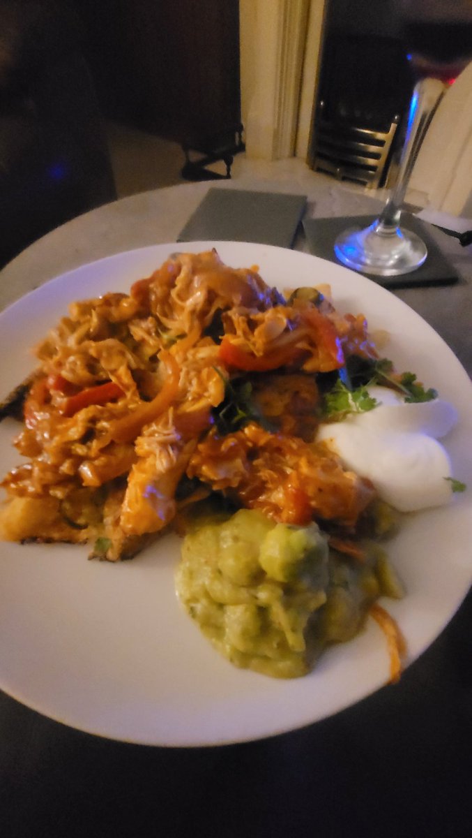 #Teatime loaded Nachoes with buffalo chicken, mozzarella and green chilli ✌️😊